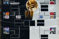 华子NFL名宿合影“被亲”瞬间走红